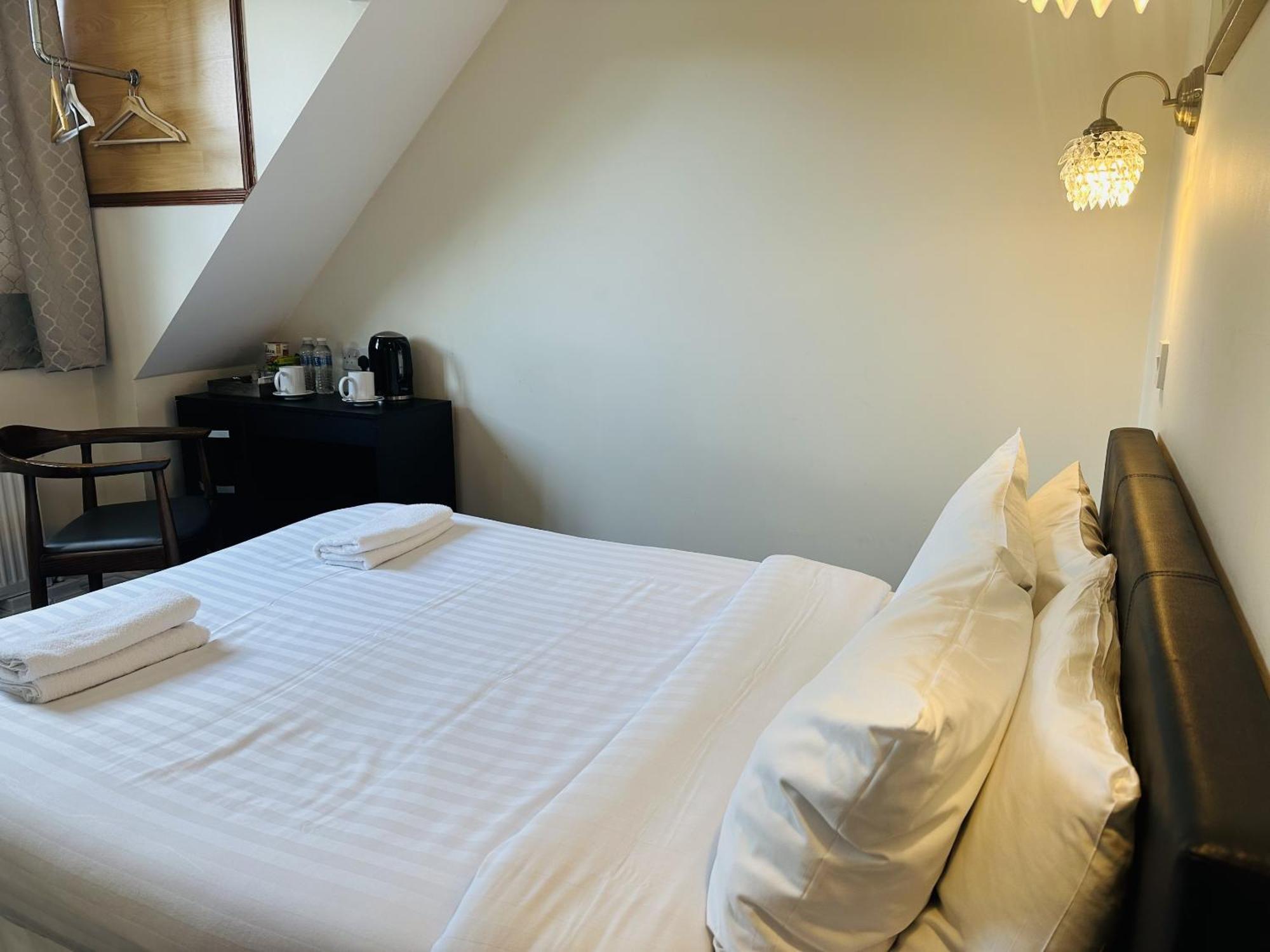 Woodcock Inn Felbridge Esterno foto